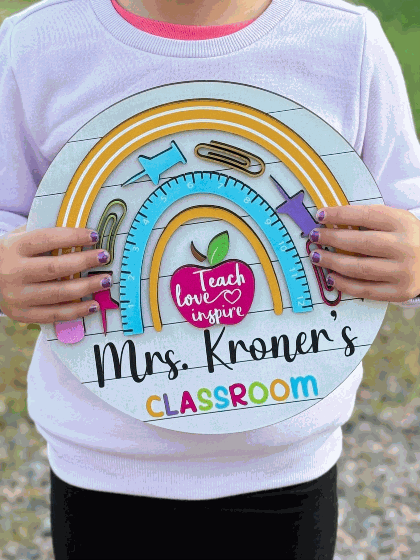 Round 10-inch personalized teacher classroom door sign with 3D design and name